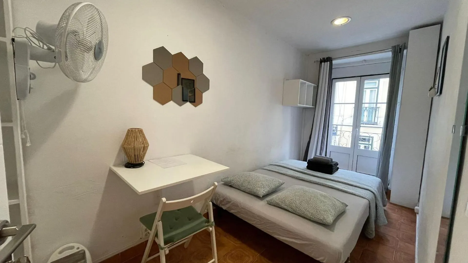 Guest house Shared Apartment With Bright Private Patio In Lisboa