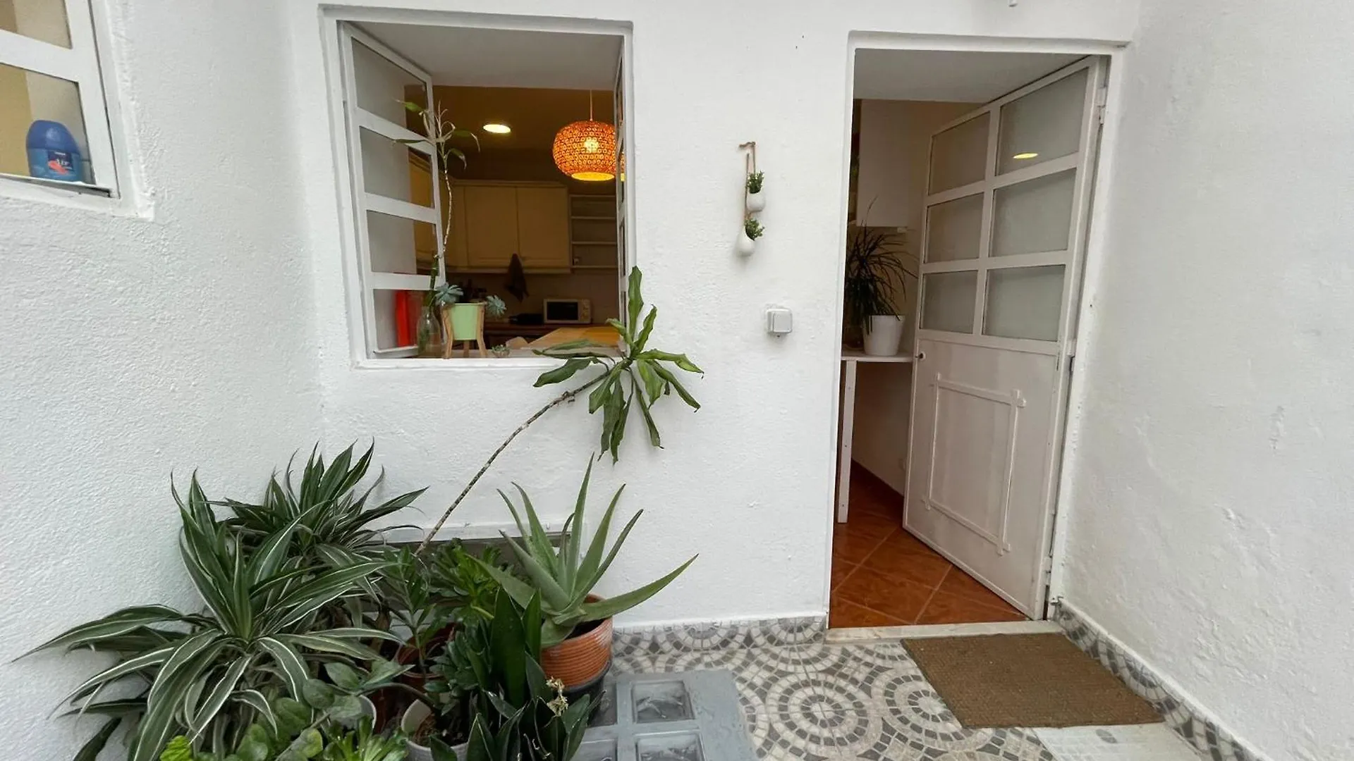 Guest house Shared Apartment With Bright Private Patio In Lisboa