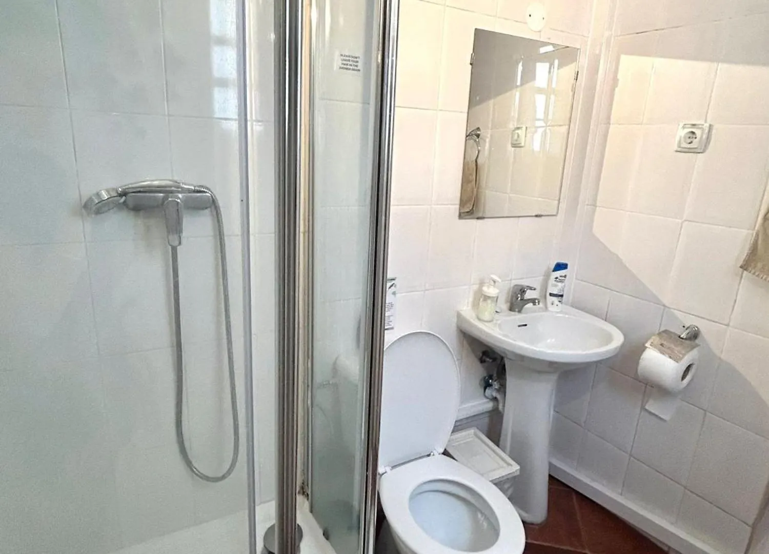 Shared Apartment With Bright Private Patio In Lisboa Guest house