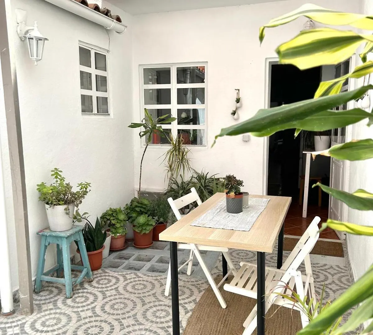 Shared Apartment With Bright Private Patio In Lisboa location