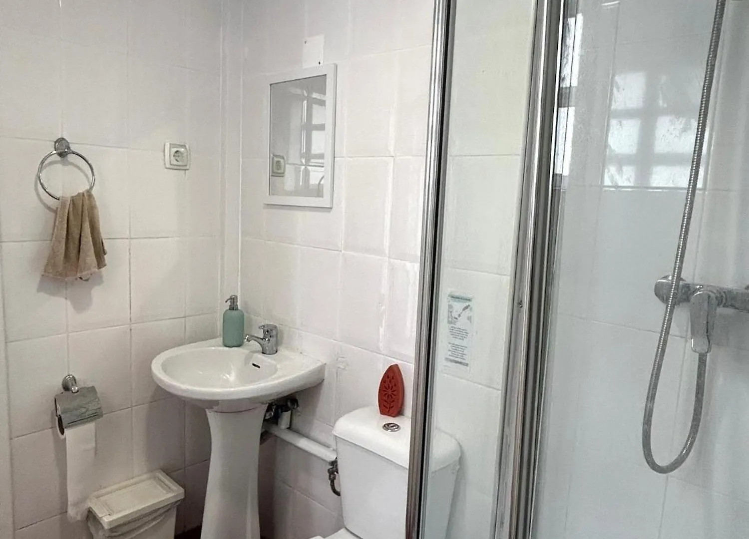 Shared Apartment With Bright Private Patio In Lisboa 0*, Lisbon