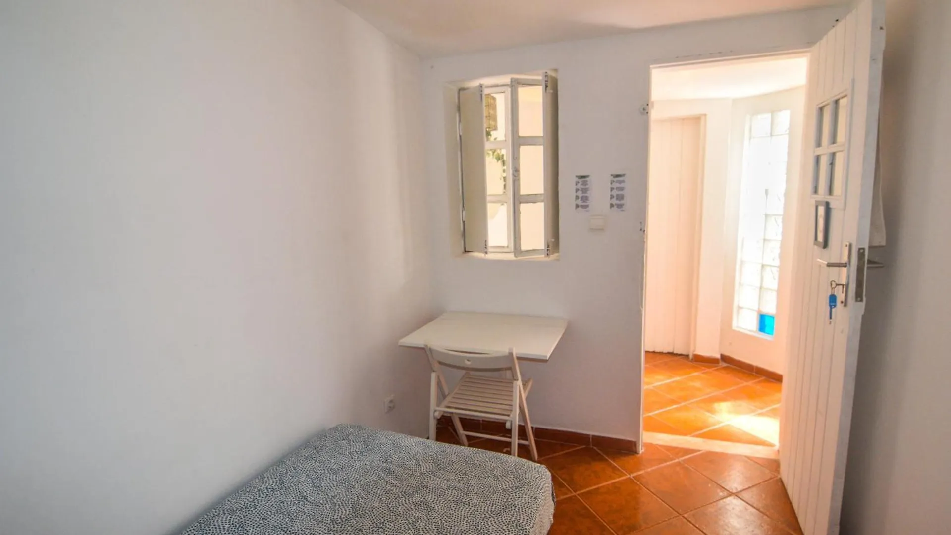 Shared Apartment With Bright Private Patio In Lisboa 0*, Lisbon