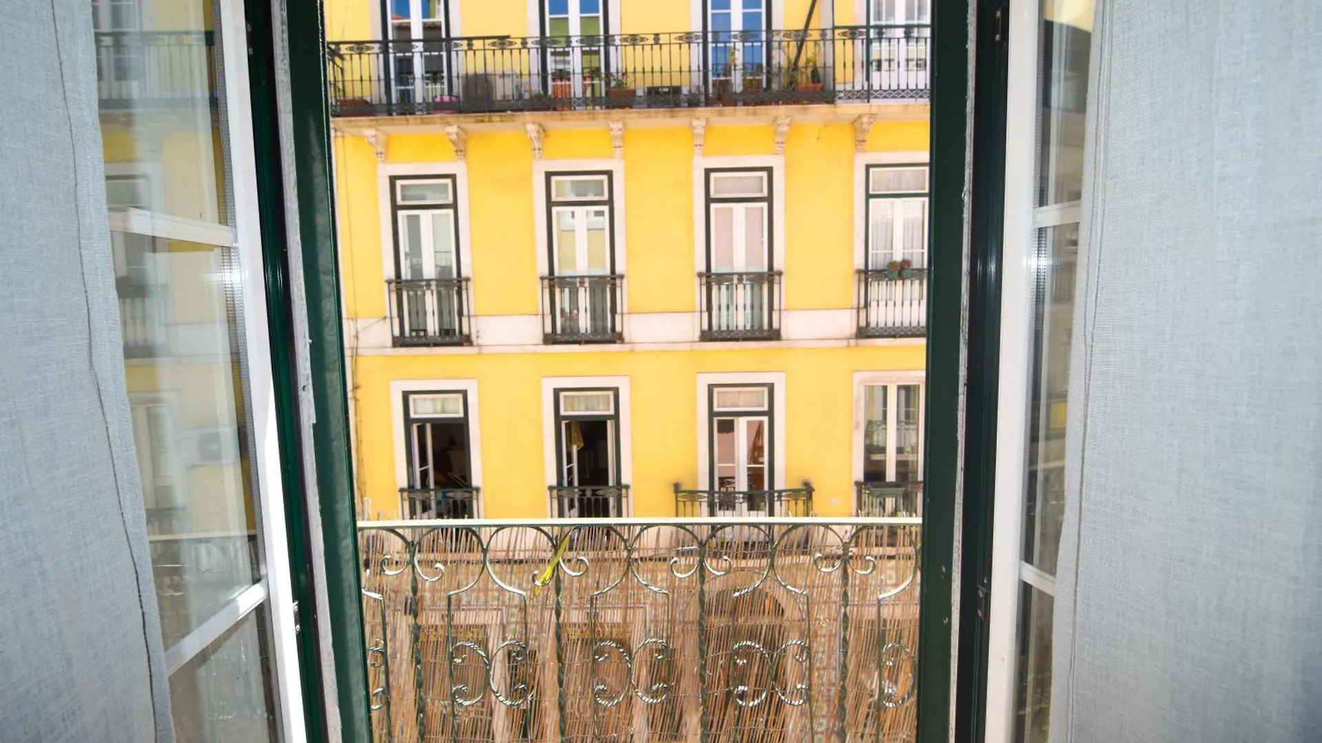 Shared Apartment With Bright Private Patio In Lisboa Portugal