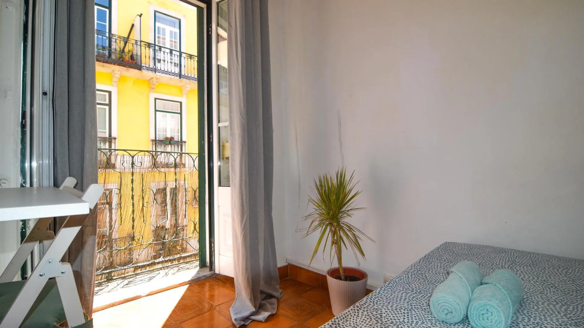 Shared Apartment With Bright Private Patio In Lisboa Lisbon
