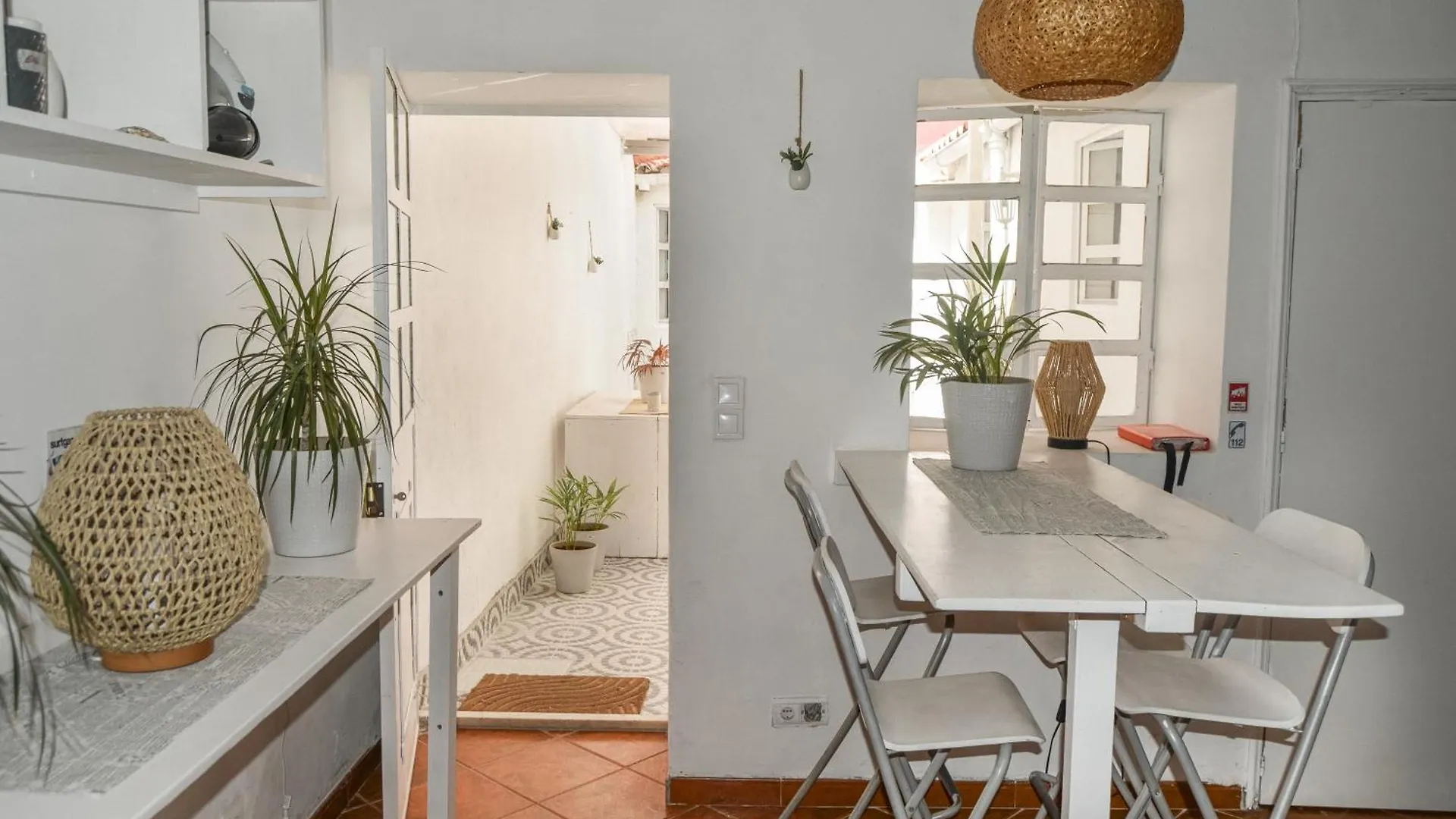 Shared Apartment With Bright Private Patio In Lisboa Guest house